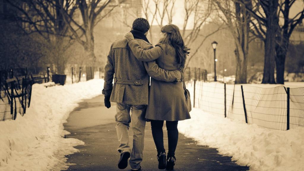 情侣在冬季公园散步