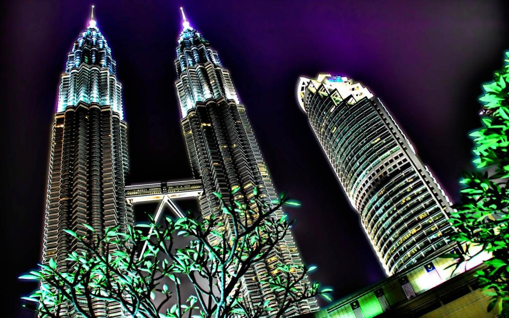 来自马来西亚摩天大楼的明亮的夜晚灯光