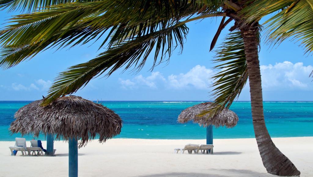 古巴Cayo Ensenacios度假村的沙滩遮阳伞