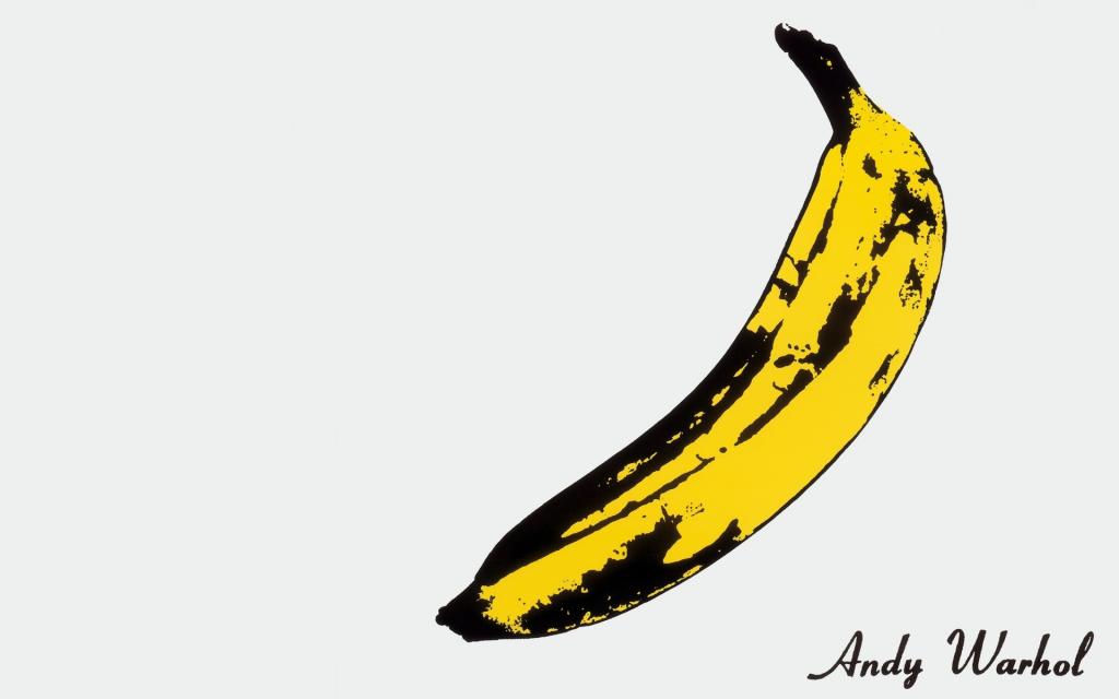 在白色背景上的成熟香蕉