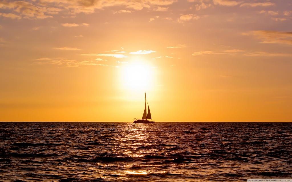 在日落时的帆船