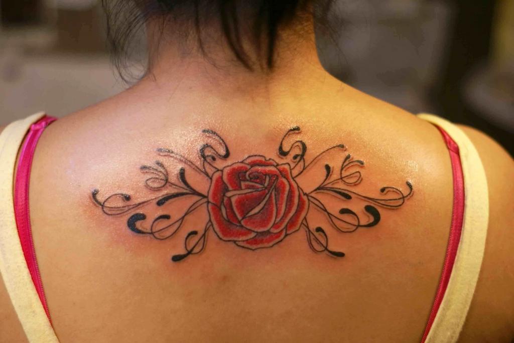 背上的玫瑰纹身