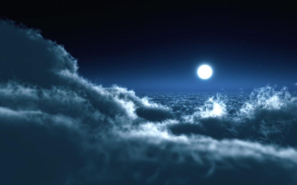 云层上方的月亮夜空