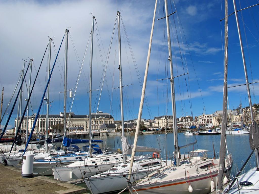 游艇在法国多维尔的码头