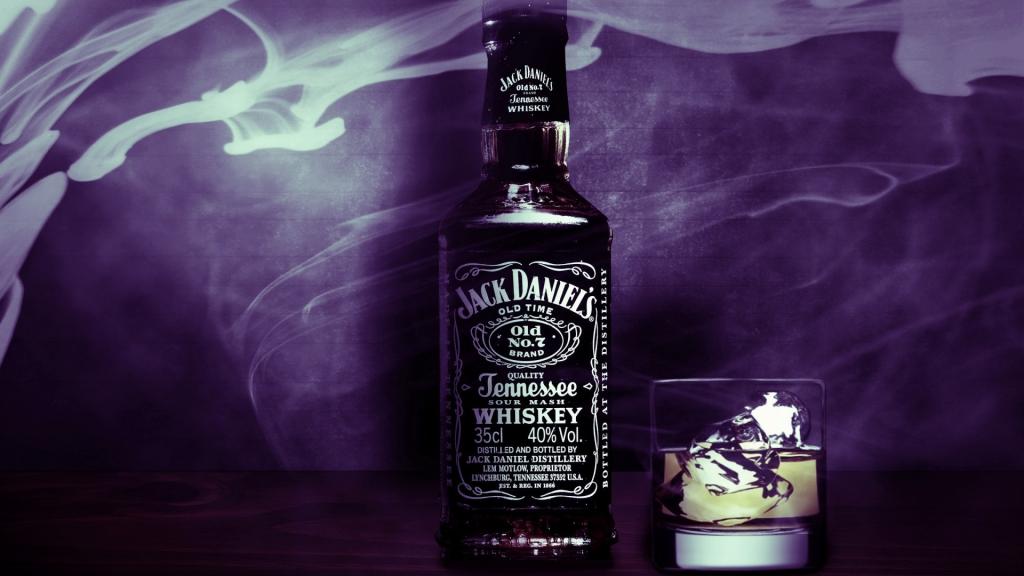 在紫罗兰色背景的威士忌杰克丹尼尔斯