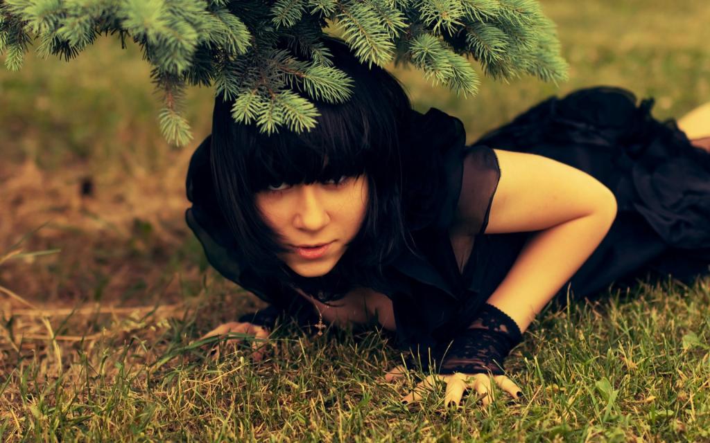 一件黑色连衣裙的女孩在自然中