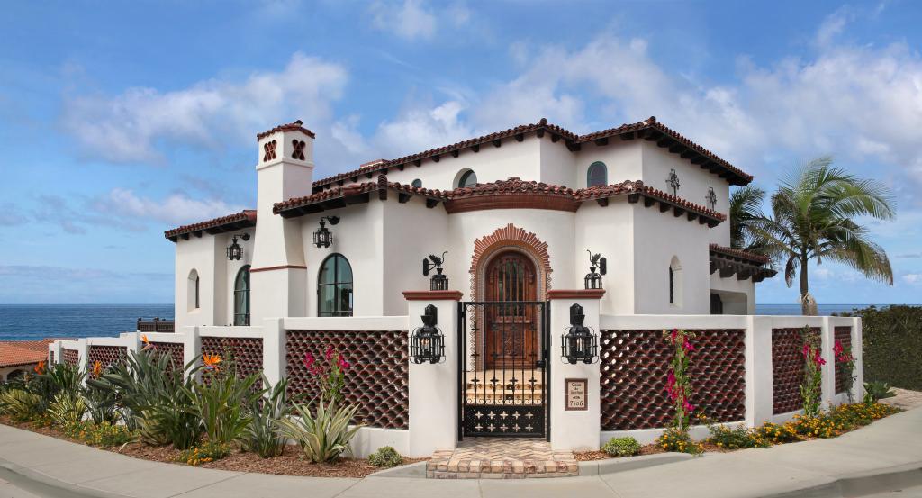 美丽的设计师豪宅在加利福尼亚州的蓝天下。
