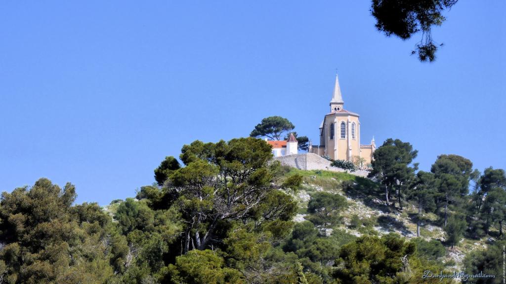 教会在法国马赛的一座小山上