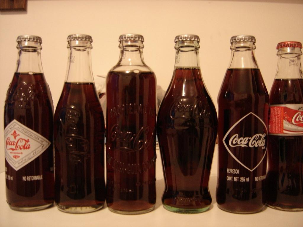 不同瓶装的可口可乐