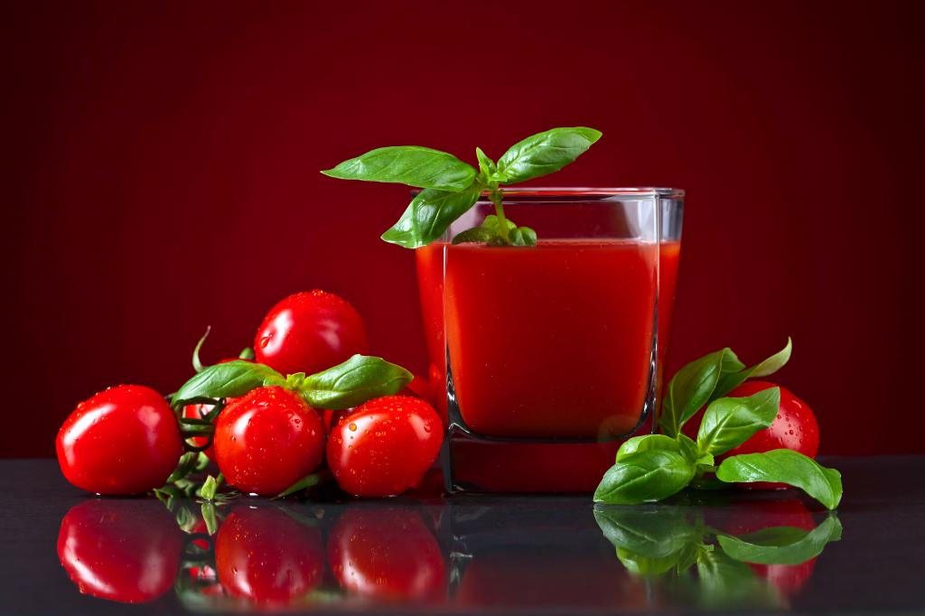一杯番茄汁和新鲜的西红柿在桌子上