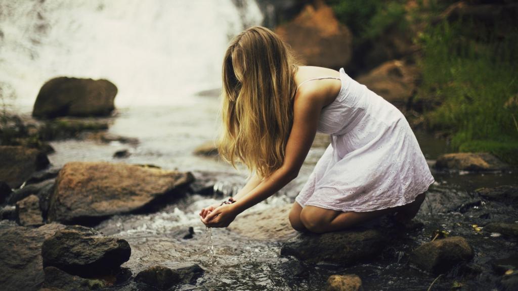 女孩从小溪中抽水