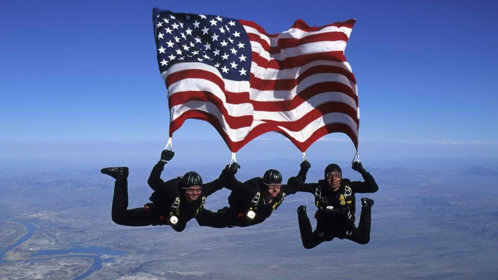有美国国旗的跳伞运动员