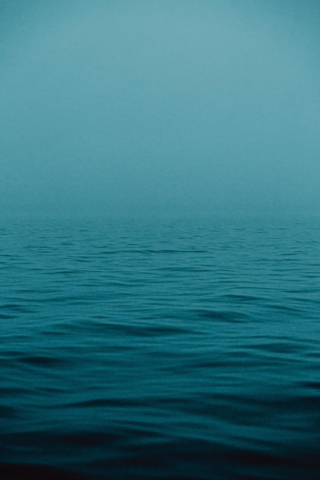 蔚蓝寂静的海水