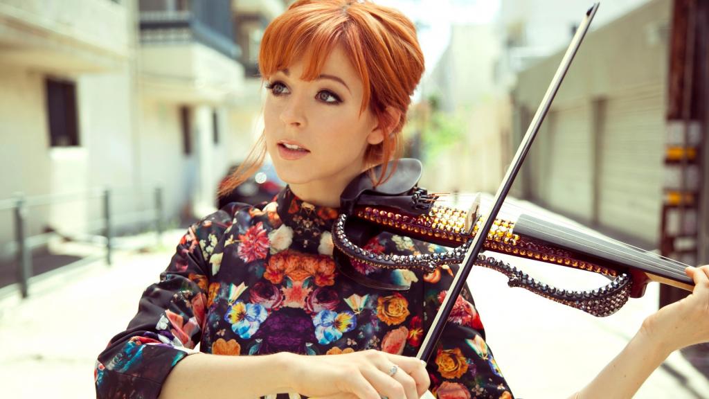 红头发的女孩，拉小提琴与水钻