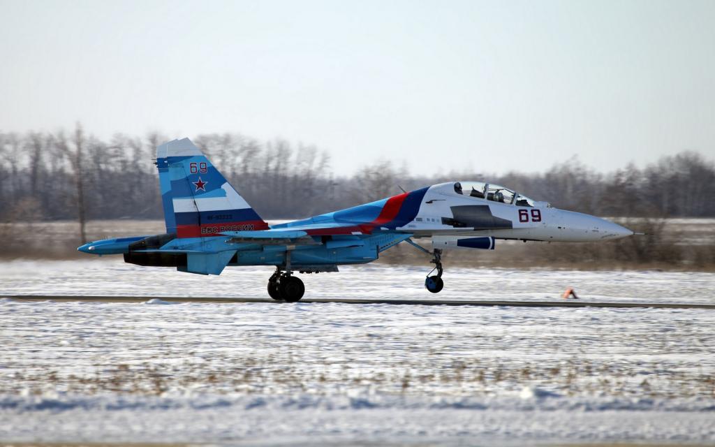 俄罗斯SU-27飞机在冬季机场