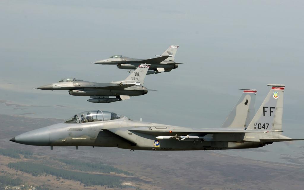 F-16和F-15鹰飞机的一个分队