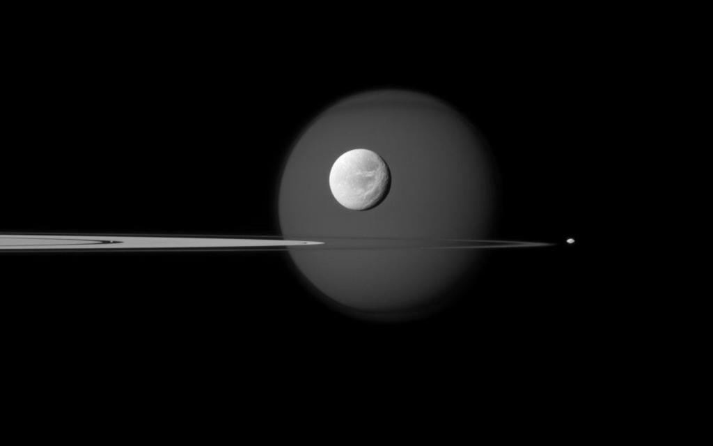 土星的卫星泰坦和潘多拉