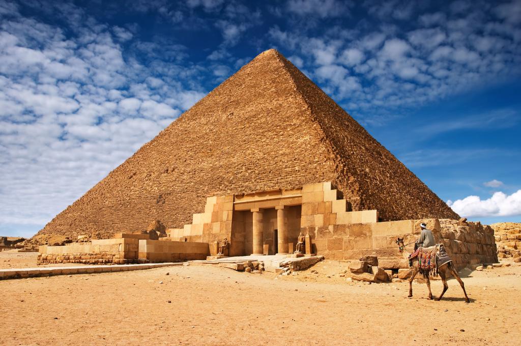 金字塔背景下的一个美丽的天空，埃及