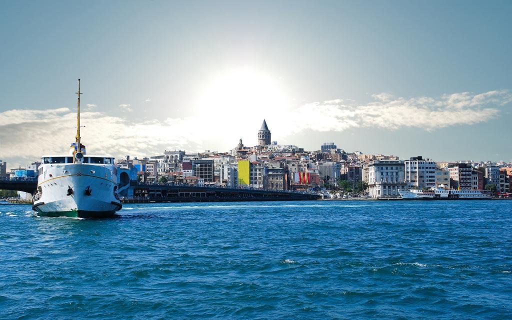 在海湾的船在伊斯坦布尔