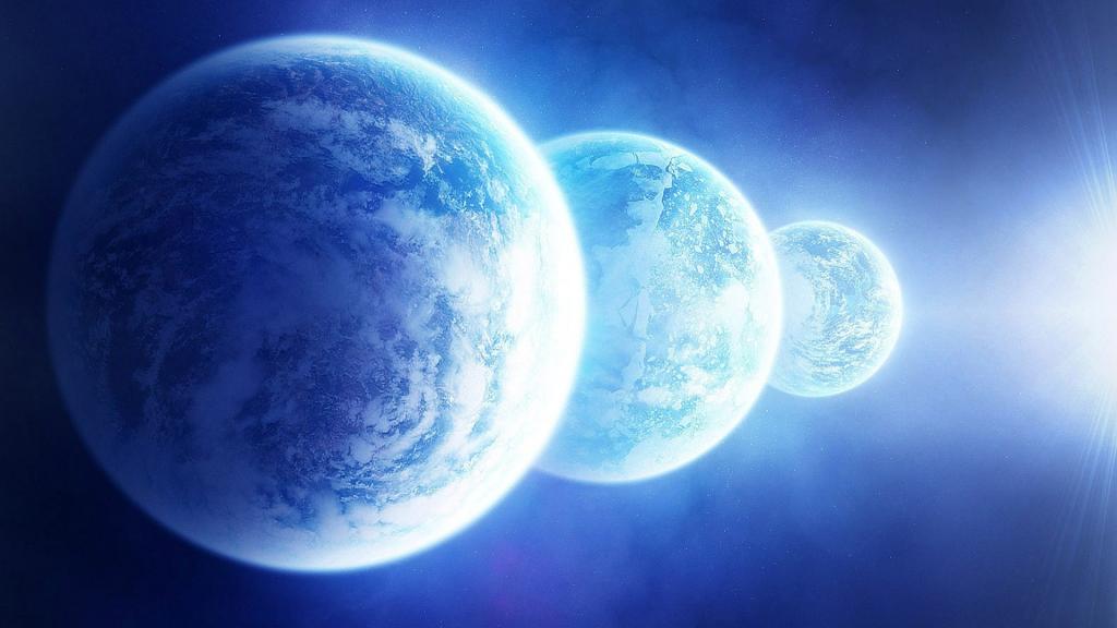 三个相同的蓝色行星