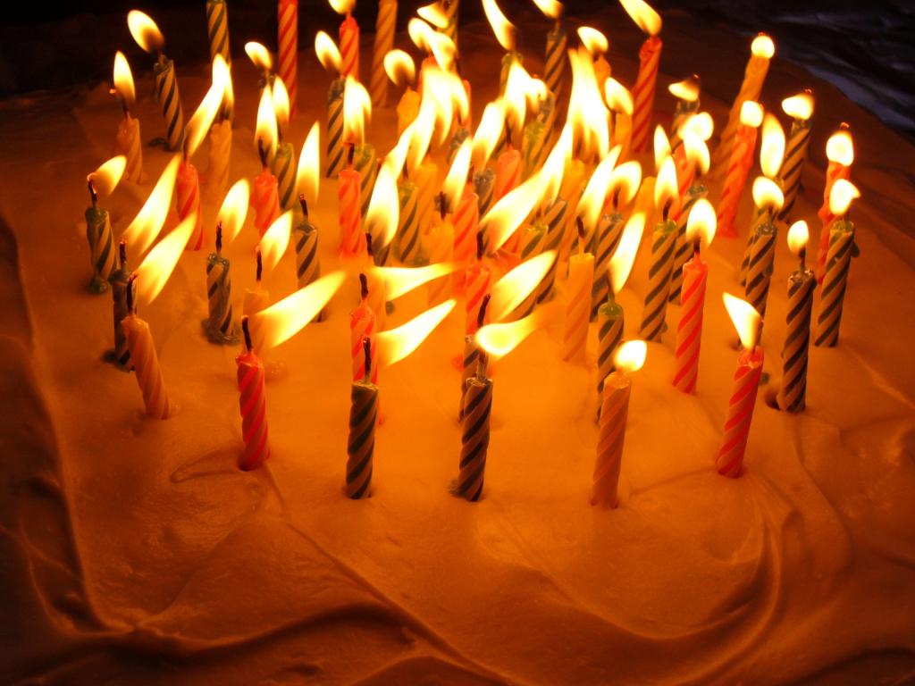 多彩多姿的蜡烛奶油生日蛋糕
