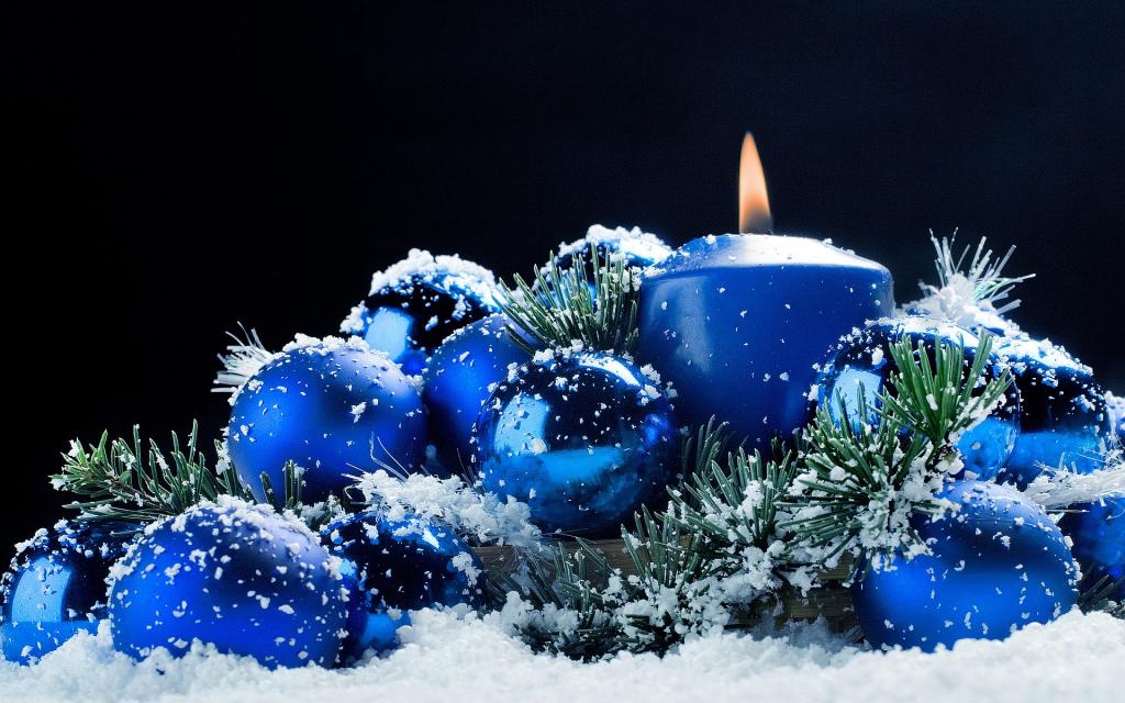 在雪中的蓝色毛皮树玩具
