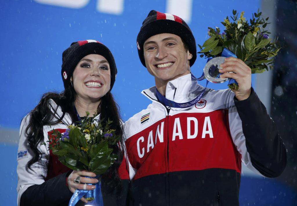 加拿大花式滑冰选手泰莎维尔丘和斯科特莫尔有两枚银牌