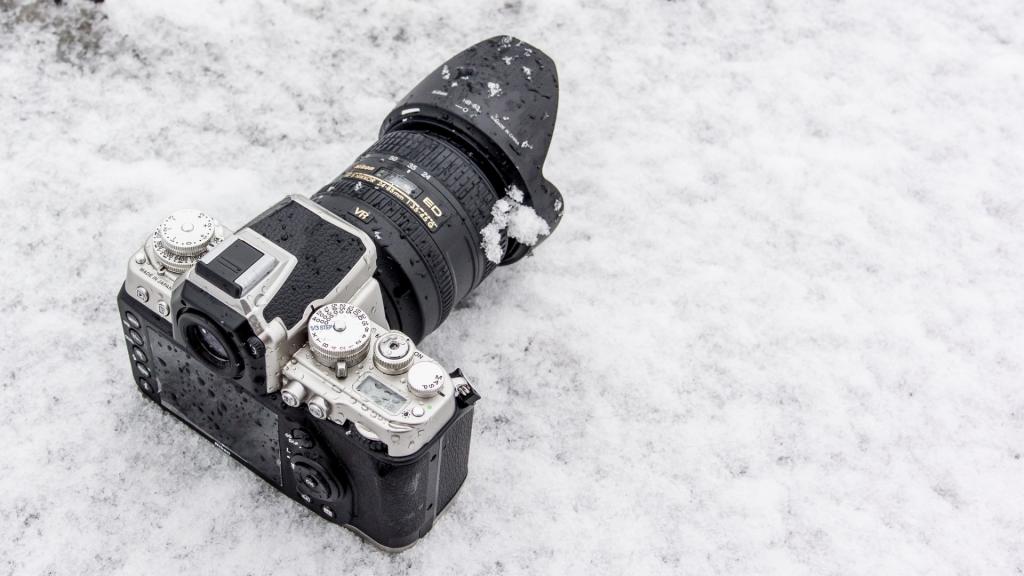 相机躺在雪地上
