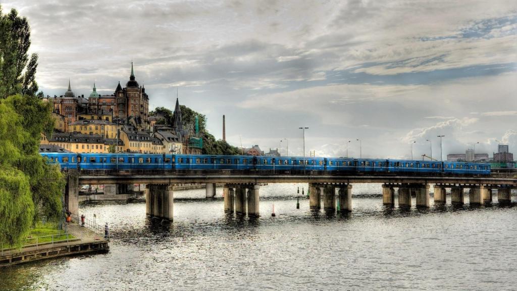 火车穿过瑞典河上的大桥