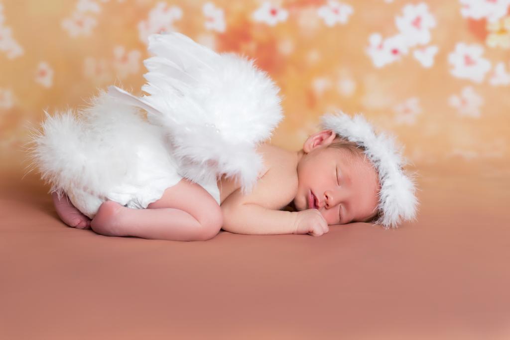 天使服装的可爱睡觉的婴儿