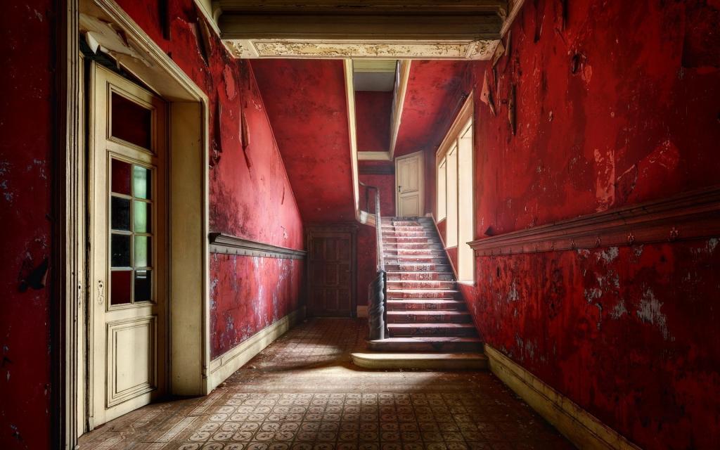 在一个被遗弃的房子里的红墙