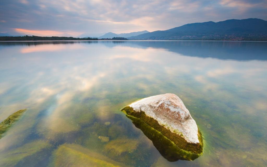 石头在湖里的水