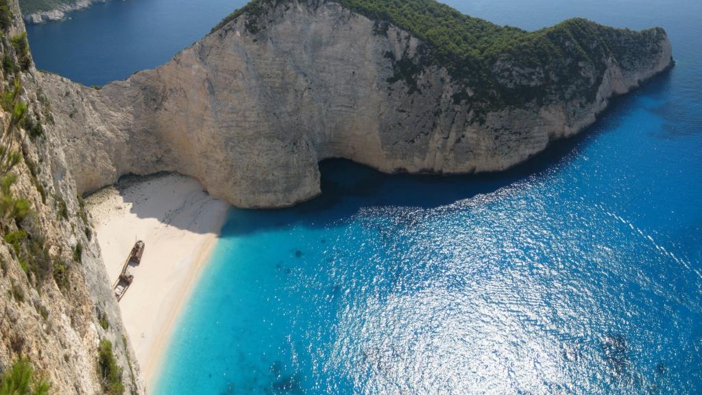 在希腊的一个小岛上的白色岩石
