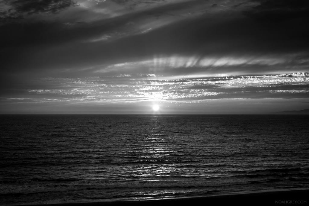 黑白照片的日落