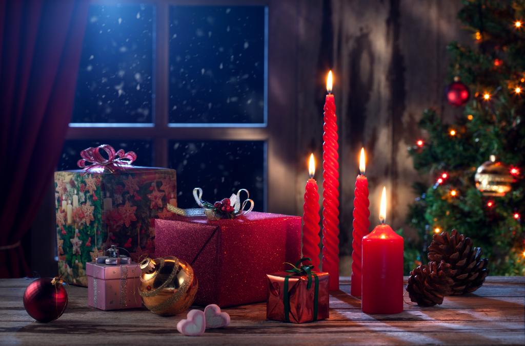 点燃与礼物和玩具的红色蜡烛2018年新年