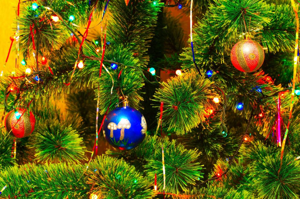 与一个蓝色的球的圣诞树