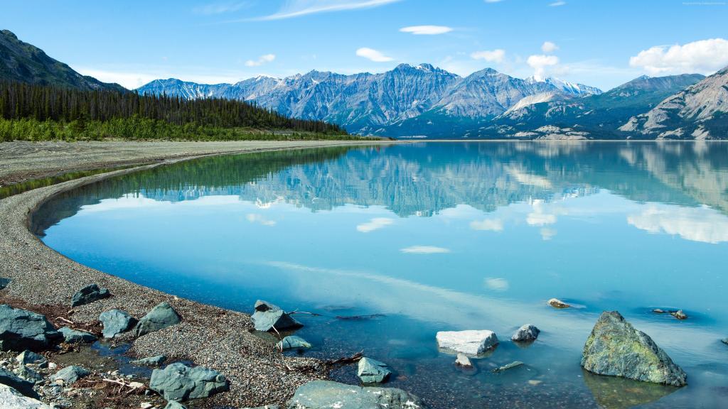 山脉反映在加拿大育空地区国家公园Clouayne湖的蓝色海水中。