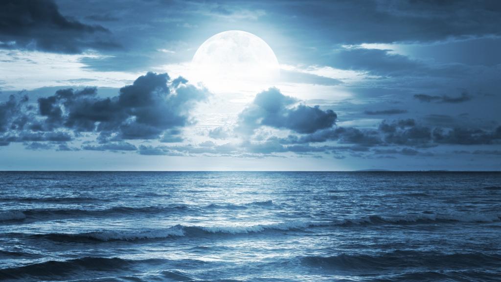 海洋上空云层中的一个大月亮