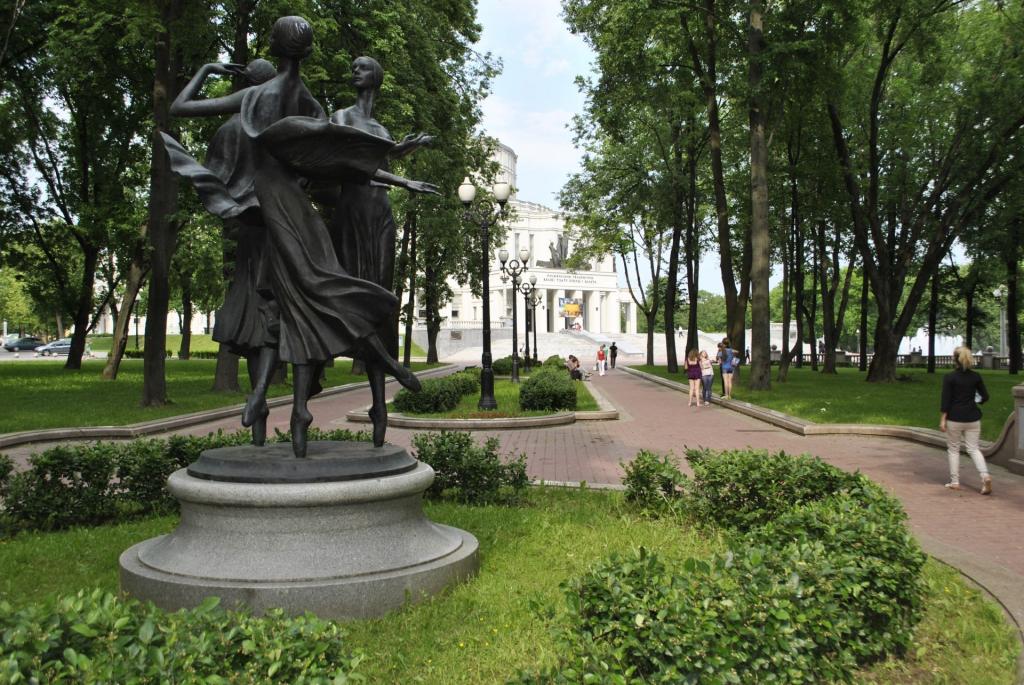 纪念碑的芭蕾舞女演员在以扬卡库帕拉市明斯克命名的公园