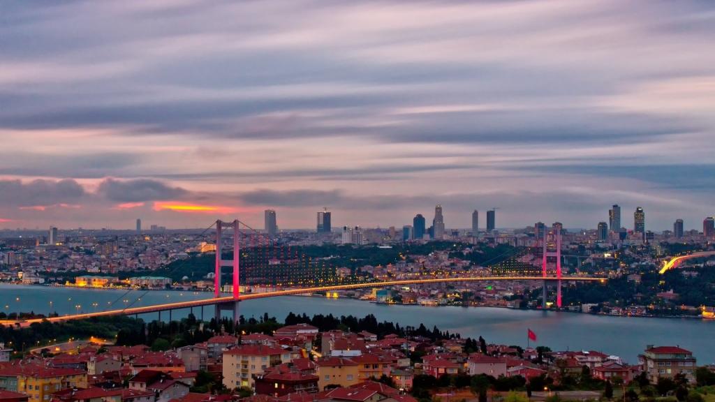 悬索桥在伊斯坦布尔