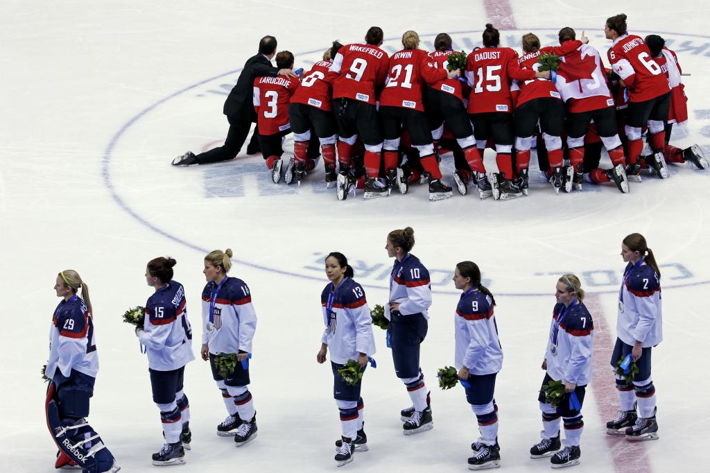 美国曲棍球运动员在索契奥运会上获得银牌