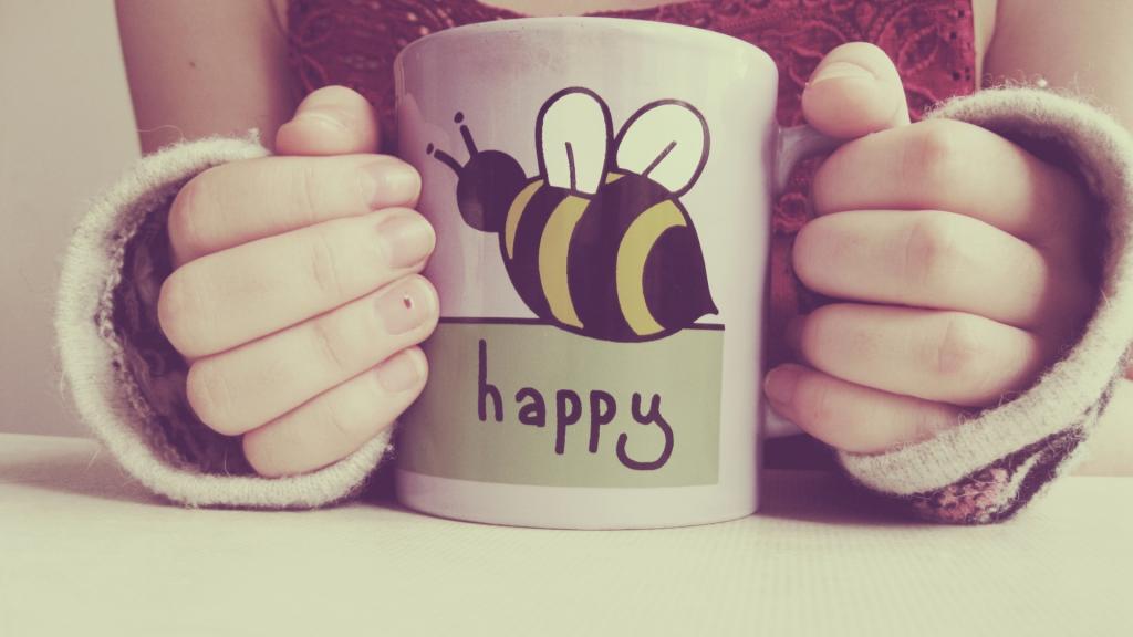 一个蜜蜂图案的杯子