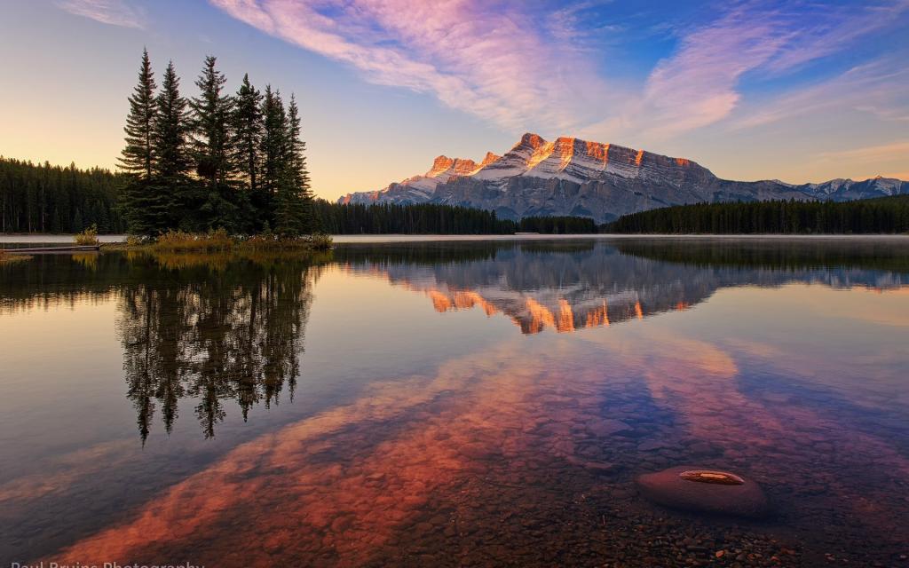 透明的湖水在加拿大班夫国家公园