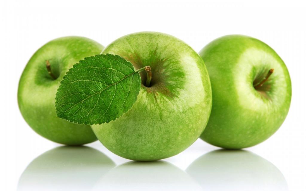 在白色背景上的三个绿色苹果