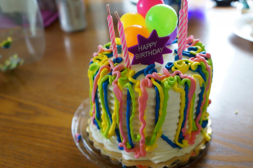 有趣的彩色生日蛋糕