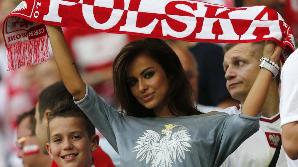 这个女孩正在为波兰队欢呼
