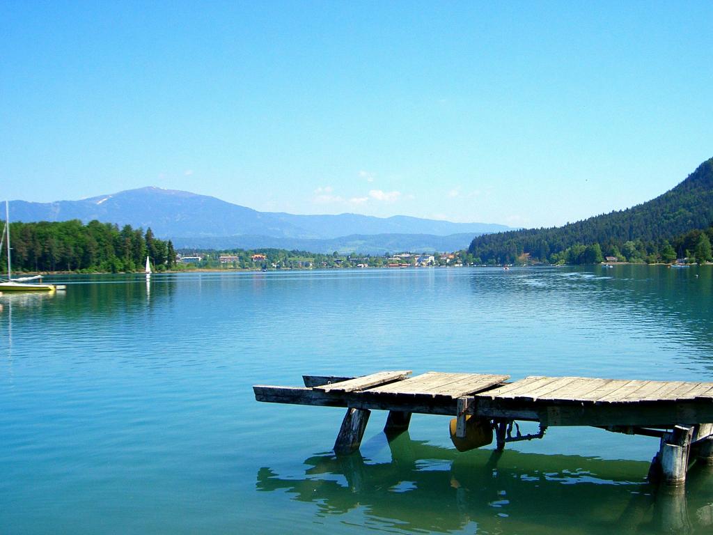 在Klopeiner湖上的木码头看，奥地利