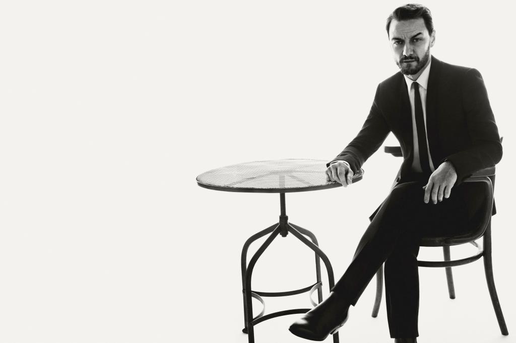 演员詹姆斯McEvoy坐在椅子上，在一张黑白照片的桌子上