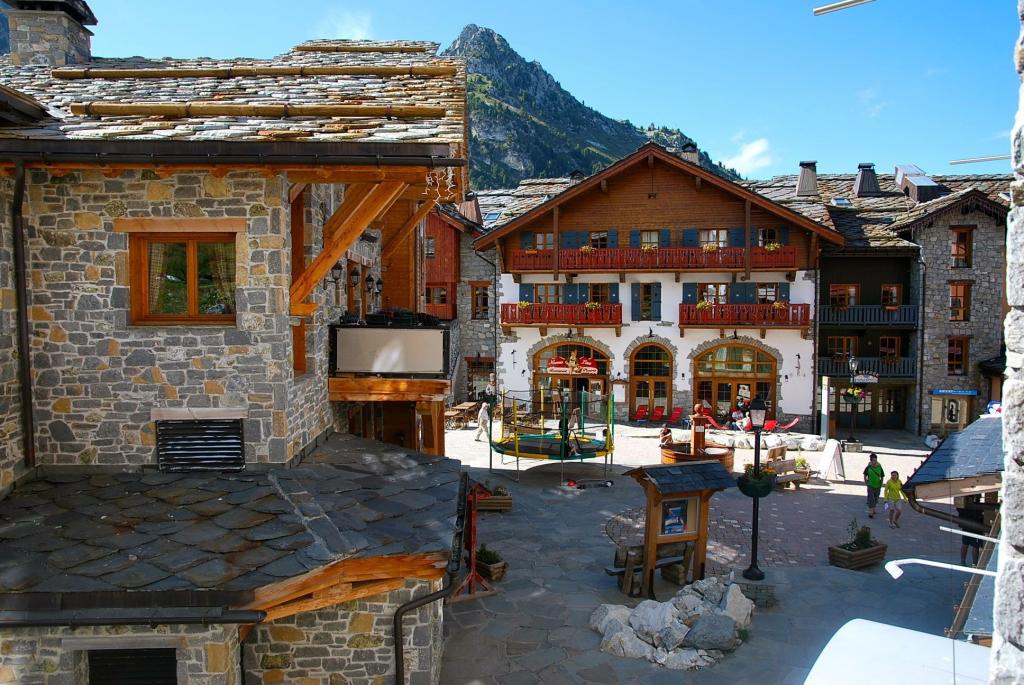 Les Arcs，法国滑雪胜地的镇房子