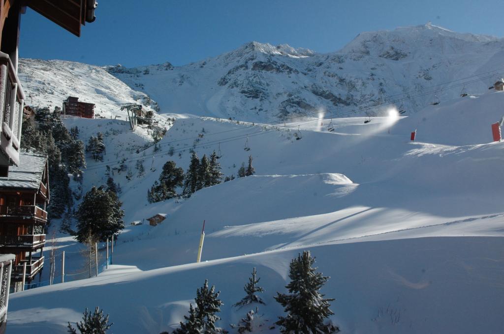 法国Les Arcs滑雪胜地的冰雪覆盖的山坡